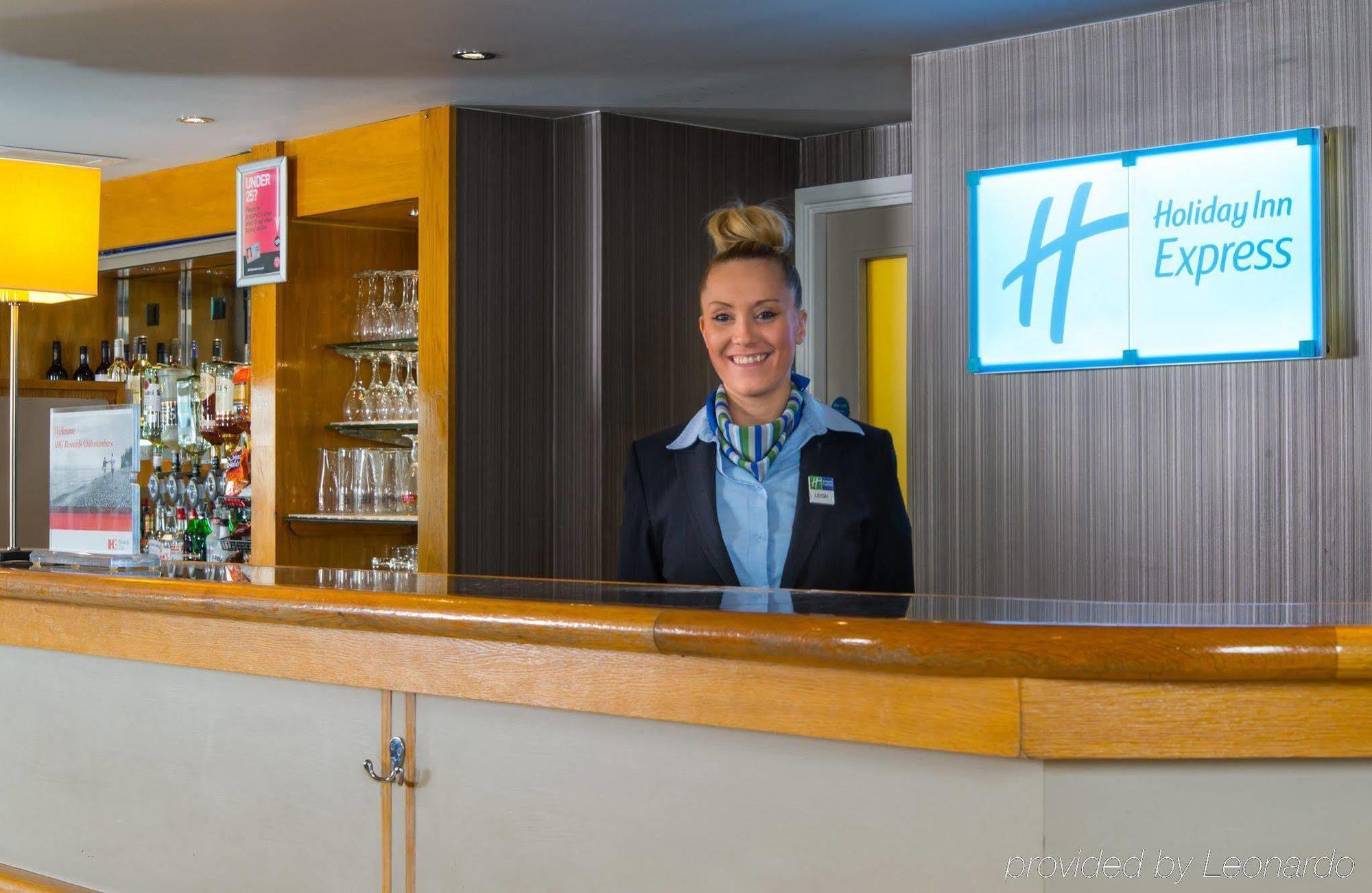 Holiday Inn Express London Luton Airport, An Ihg Hotel Exterior foto