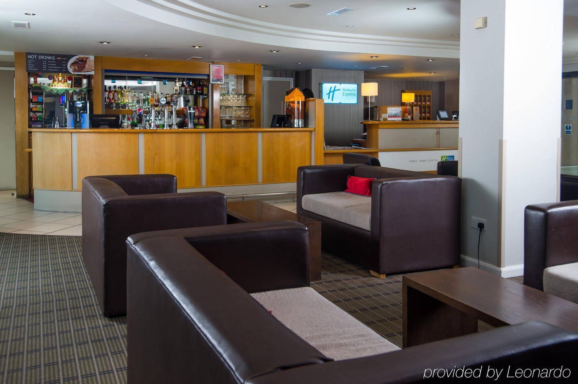 Holiday Inn Express London Luton Airport, An Ihg Hotel Exterior foto